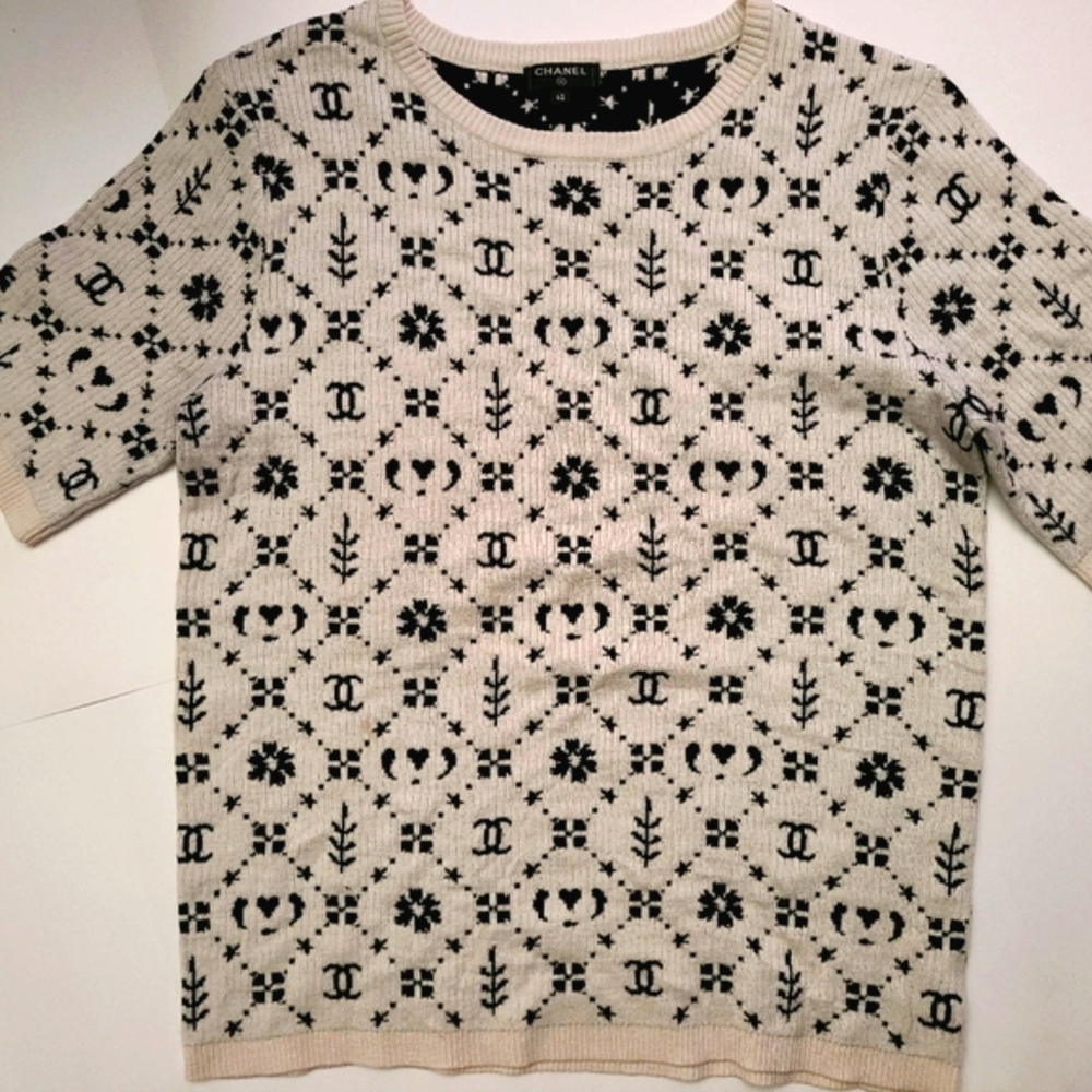 CHANEL Black and Cream Patterned Short Sleeve Tee